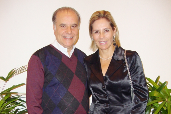 Hoje é dia de cumprimentar pelo aniversário o muito querido e competentíssimo médico José Carlos Vaz. Ele que, além de médico, também canta e escreve muito bem, mas apenas por hobby. Na foto, José Carlos Vaz com sua Paula Castro Alves. Um abraço a eles e 